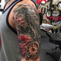 Tatuaje en el brazo, cuervo siniestro  con amapola y reloj retro