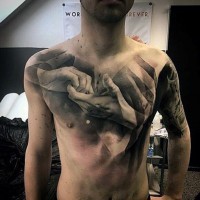 Tatuaje en el pecho,  manos dulces grandes realistas