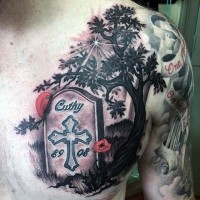 Tatuaje en el pecho, árbol y lápida mortuoria con cita