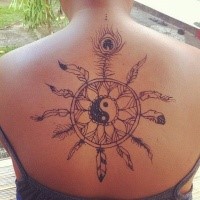 Traumfänger schwarzes Rücken Tattoo mit Yin-Yang Symbol