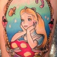 Verträumte Alice im Wunderland und andere cartoonische Helden farbiges eingerahmtes Tattoo