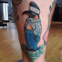 Tatuaje en la pierna, pingüino vestido divertido