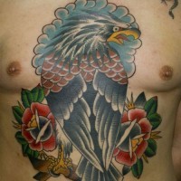 Tatuaje en el pecho, águila que grita, dos flores