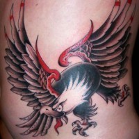Tatuaje en el costado, águila que caza