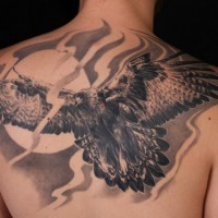 Tatuaje en la espalda, águila que vuela