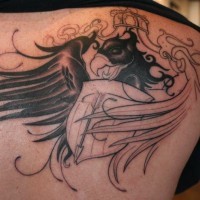 Adler mit Schild und Pfeil Tattoo am Schulterblatt