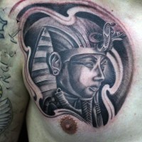 Tatuaje en el brazo, estatua volumétrica del faraón de colores negro blanco