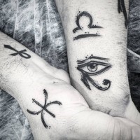 Tatuaje de símbolos egipcios preciosos