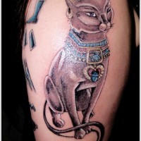 Tatuaje en el brazo, gato egipcio en un collar