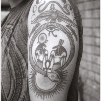 Tatuaje en el brazo, deidades egipcias y símbolos