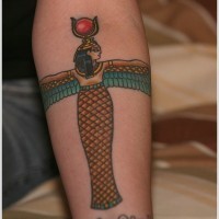 Tatuaje en el brazo, deidad egipcia isis