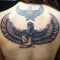 Tatuaje en la espalda alta,  diosa egipcia Maat y anj con alas