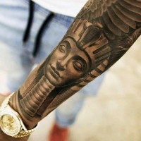 Tatuaje en el antebrazo, tutankamón excelente bien dibujado