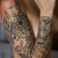 Tatuaje en el brazo,
 aves bonitas y flores