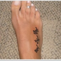 elegante geroglifici tatuaggio nero sul piede