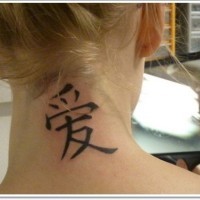 Elegante schwarze chinesische Hieroglyphen Tattoo am Hals