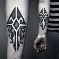 Tatuaje en el antebrazo,
figura de colores oscuros, dotwork