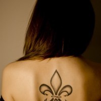 Tatuaje en la espalda,
 flor de lis elegante