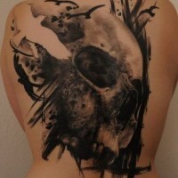 Eleganter schwarzer grauer Schädel mit weißem Vogel Tattoo am Rücken