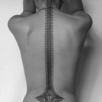 Tatuaje en la espalda, patrón elegante con nudos y lazos