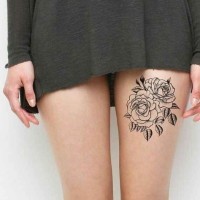 Elegante schwarze Blumen Tattoo am Oberschenkel für Frauen