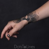 Elegantes schwarzes Linienwerk Handgelenk Tattoo von Chaim Machlev