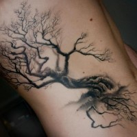 Tatuaje en las costillas, árbol negro sin hojas