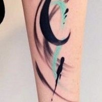 Tatuaje de abstracción de colores negro y azul en el antebrazo