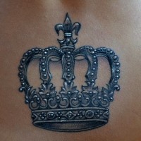 Tatuaje de corona inestimable en el estómago