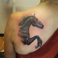 elegante cavallo scuro tatuaggio sulla scapola di femmina