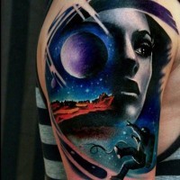 elegante disegno dipinto donna con pianeta tatuaggio su spalla