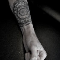 Tatuaje de mandala gris en el antebrazo