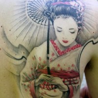 Tatuaje en la espalda,
geisha con paraguas en kimono blanco