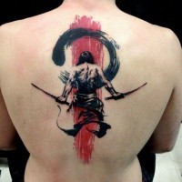 Tatuaje en la espalda,
samurái con espadas y un signo