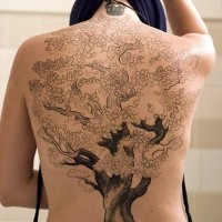 Tatuaje en la espalda, árbol gris con follaje blanco