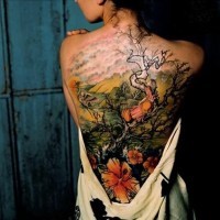 Tatuaggio colorato sulla schiena il paesagio giaponese