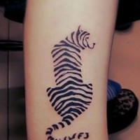 elegante tigre minimalistico inchiostro nero tatuaggio