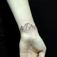 Elegante Bergen Tattoo am Handgelenk von Jan Mraz