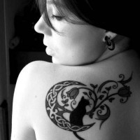 Tatuaje en el hombro, gato en la luna, patchwork