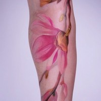 elegante fiore rosa tatuaggio sul braccio