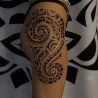 Elegant polynesian tattoo on thigh for girls