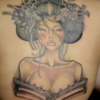 Tatuaje de geisha delicada en la espalda