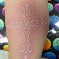 elegante croce inchiostro bianco tatuaggio sulla gamba