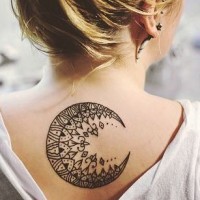 Tatuaje en la espalda,
luna estilizada con detallas