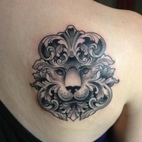 Tatuaje de león decorativo  en el omóplato