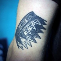 Gravur Stil schwarzes und weißes Arm Tattoo mit der großen Krone