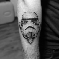 Gravur Stil schwarzes und weißes Unterarm Tattoo mit Storm Trooper