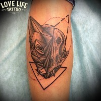 Gravur Stil schwarzes und weißes Bein Tattoo mit mystischer Katze und schwarzem Dreieck