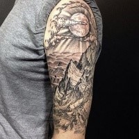Gravur Stil schwarzweißes Schulter Tattoo von Bergen mit Sonne