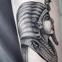 Tatuaje  de faraón con símbolo ojo de Horus